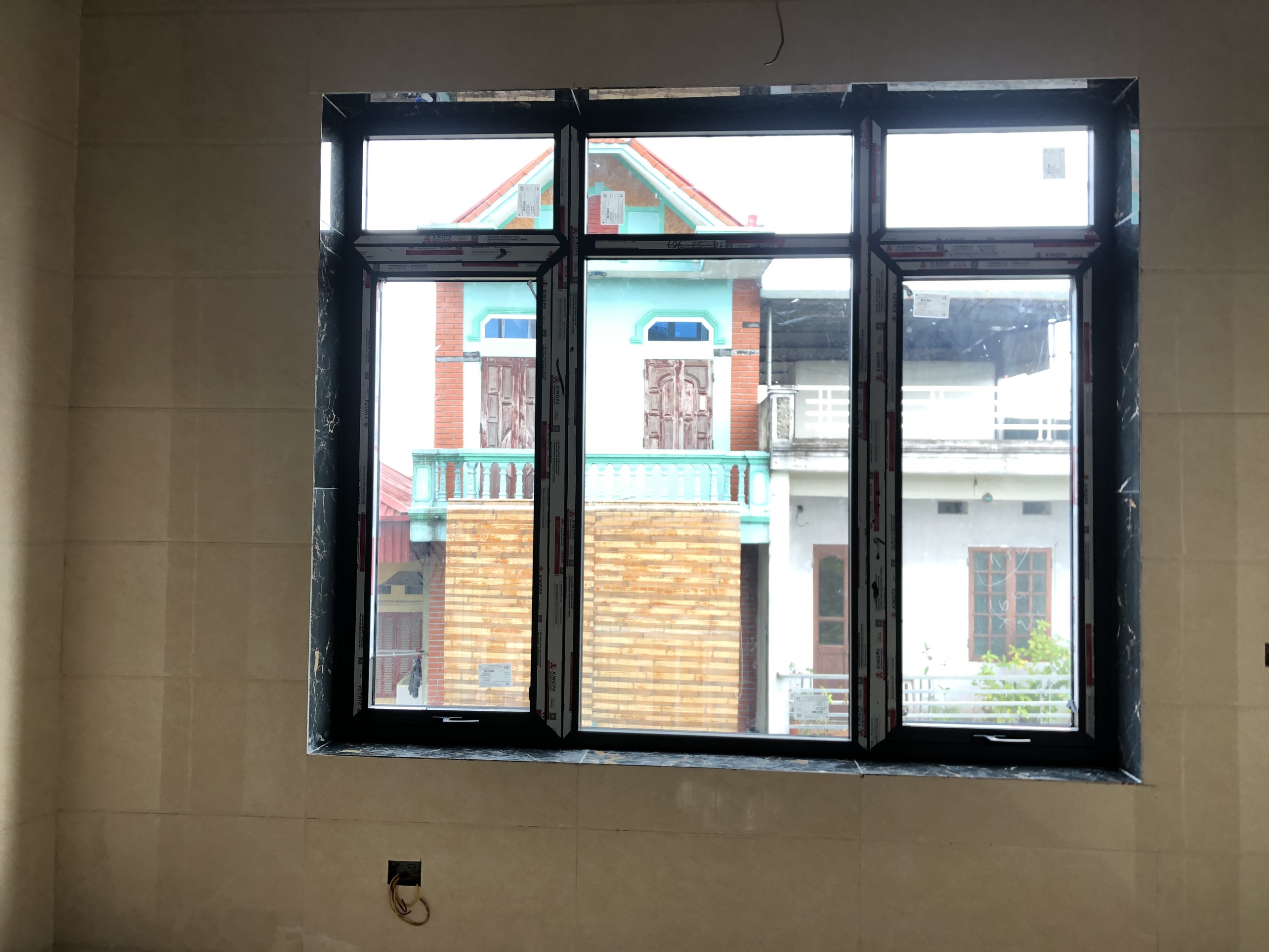 Cửa sổ mở hất 1 cánh nhôm xingfa tại Hưng Yên